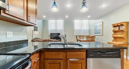 Quiet spacious apartment sleeps 4. 1br plus den.