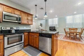 Microondas, horno, placa de cocina y lavavajillas