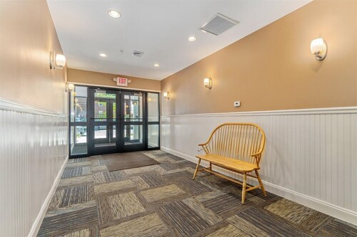 Quiet spacious apartment  sleeps 4. 1br plus den.