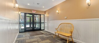 Quiet spacious apartment sleeps 4. 1br plus den.