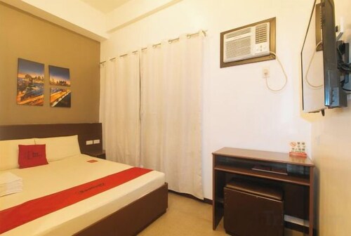 RedDoorz @ Traveler Inn Matina