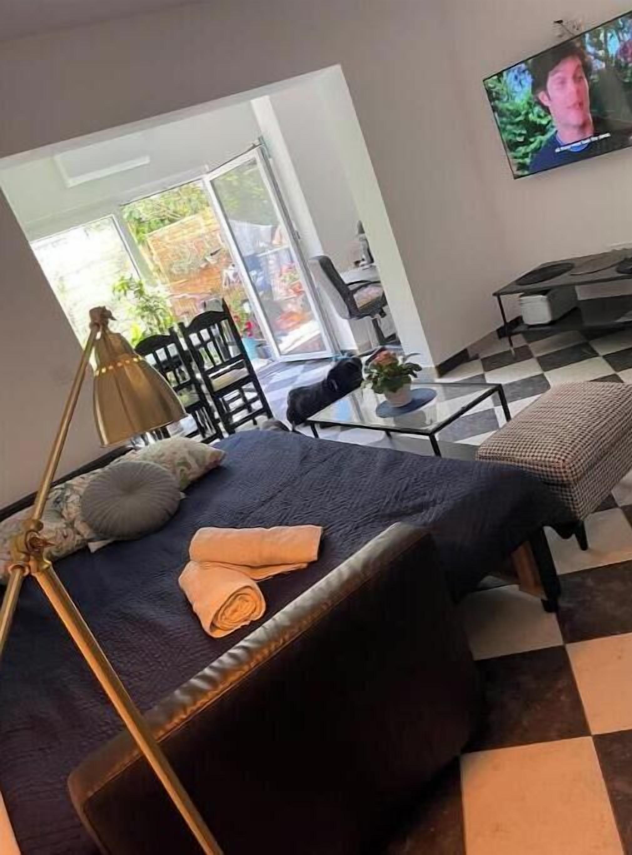 2 dormitorios, escritorio, tabla de planchar con plancha y wifi