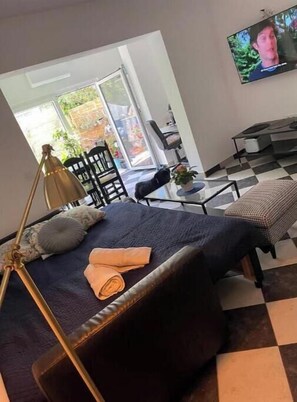 2 bedrooms, desk, iron/ironing board, WiFi