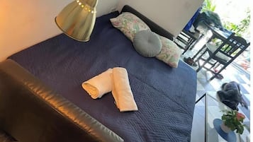 2 habitaciones, escritorio, tabla de planchar con plancha y wifi