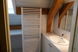 Een douche, een haardroger, toiletpapier