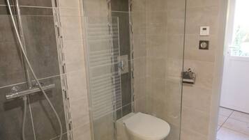 Douche, sèche-cheveux, papier toilette