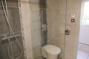 Een douche, een haardroger, toiletpapier