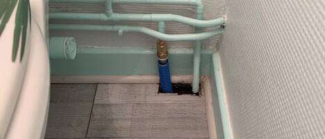 Dutxa, assecador de cabells i paper higiènic