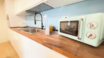 Kühlschrank, Mikrowelle, Ofen, Herdplatte