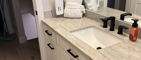 Dusche, Haartrockner, Handtücher, Seife