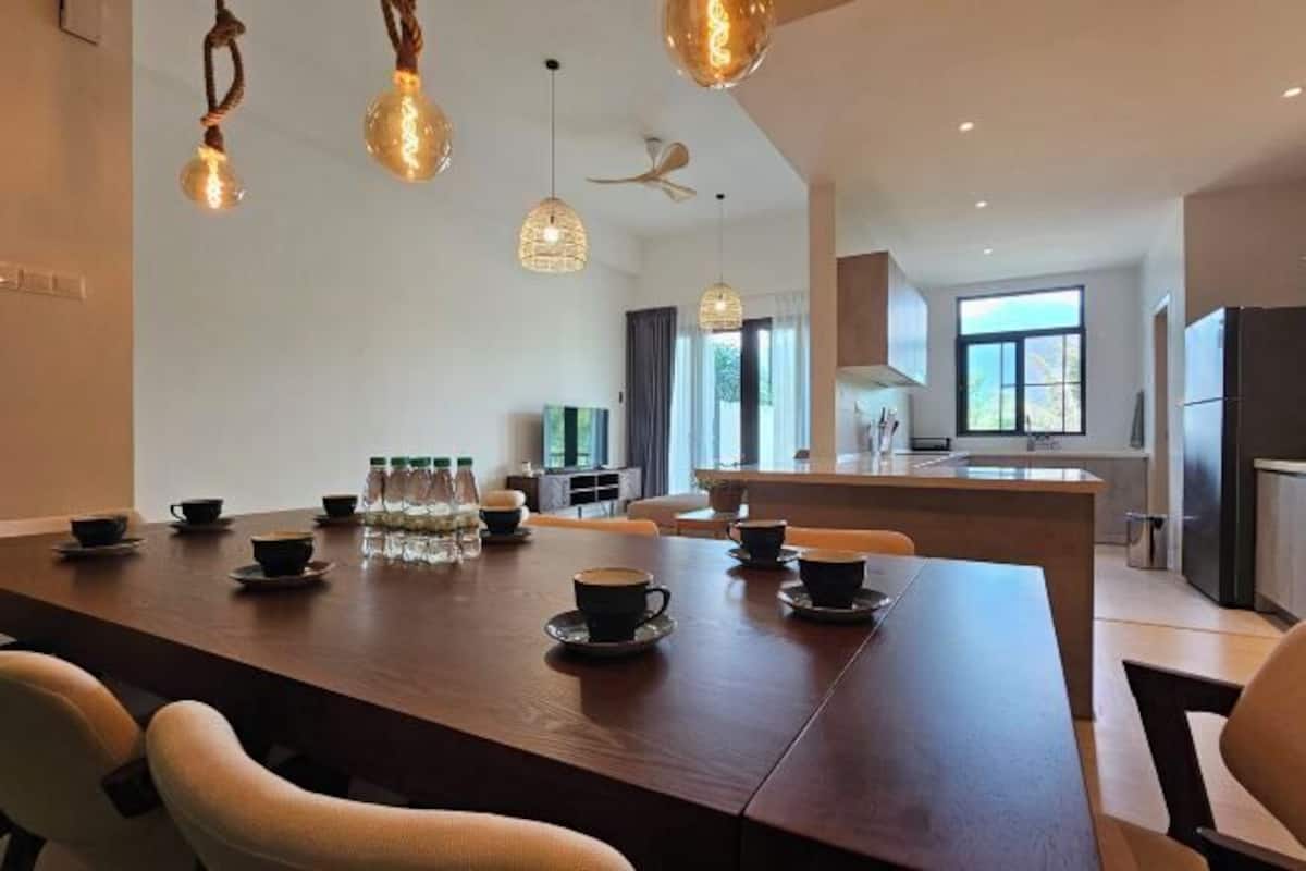 Bàn ủi/dụng cụ ủi quần áo