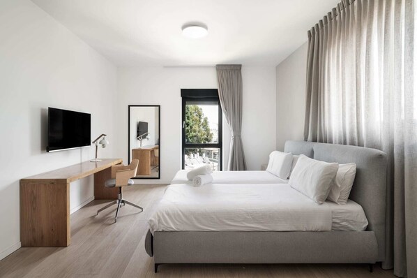 4 bedrooms, desk, iron/ironing board, free WiFi