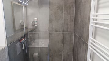 Suihku, hiustenkuivaaja, pyyhkeet, saippua