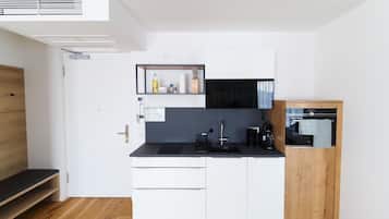 JÀÀkaappi, mikroaaltouuni, uuni, liesi