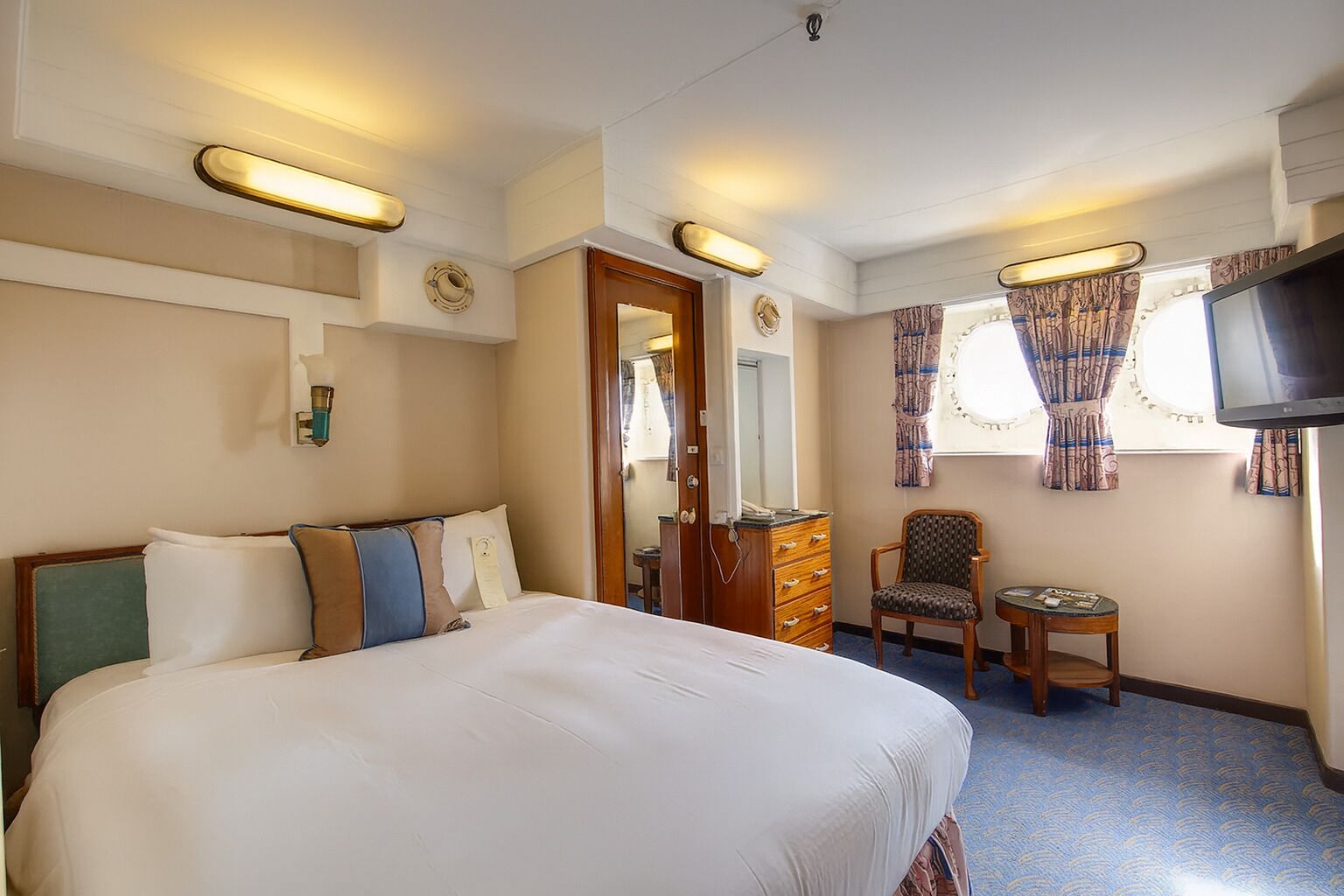 Stylish And Cozy Room With Rich History And Modern Comfort - Long Beach, CA