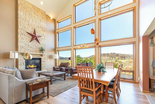Huge Luxury 4-Bedroom Home! Stunning views! Walk-in Shower, Hot Tub, Fire Pit.