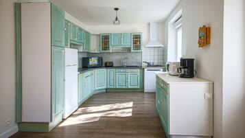 Een koelkast, een oven, een kookplaat, een vaatwasser