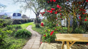 A garden pathway leading to a wooden table. - 3 bedroom stunning home in Plougasnou (Plougasnou)