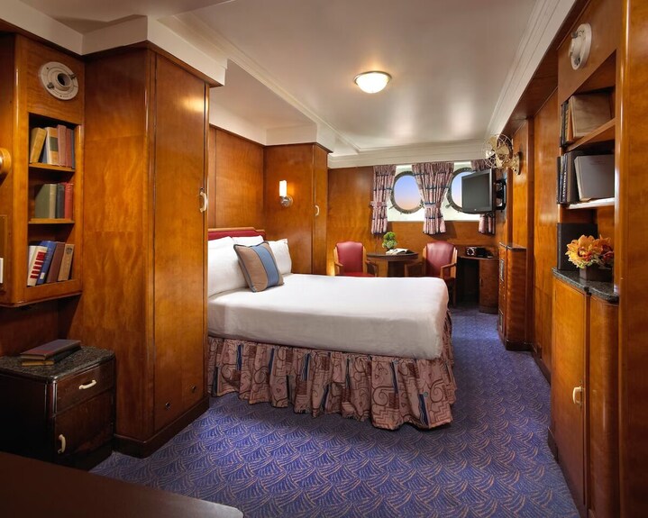 Elegant Room On Historic Ship Perfect For A Romantic Escape - Los Angeles