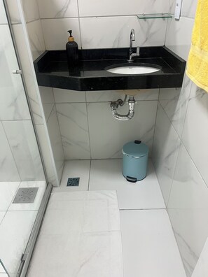 مجففات شعر، مناشف، ورق حمّام