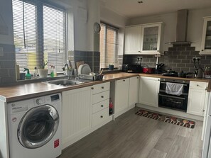 Een koelkast, een microgolfoven, een oven, een broodrooster