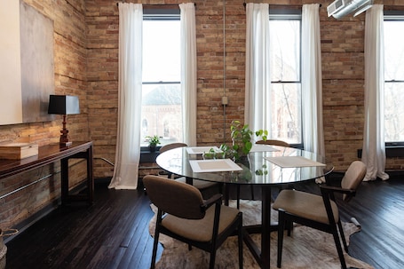 Dining. Designer Loft Within Walking Distance to Restaurants, Bars & Beach! Pet Friendly