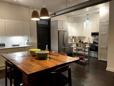 Designer Loft Within Walking Distance to Restaurants, Bars & Beach! Pet Friendly