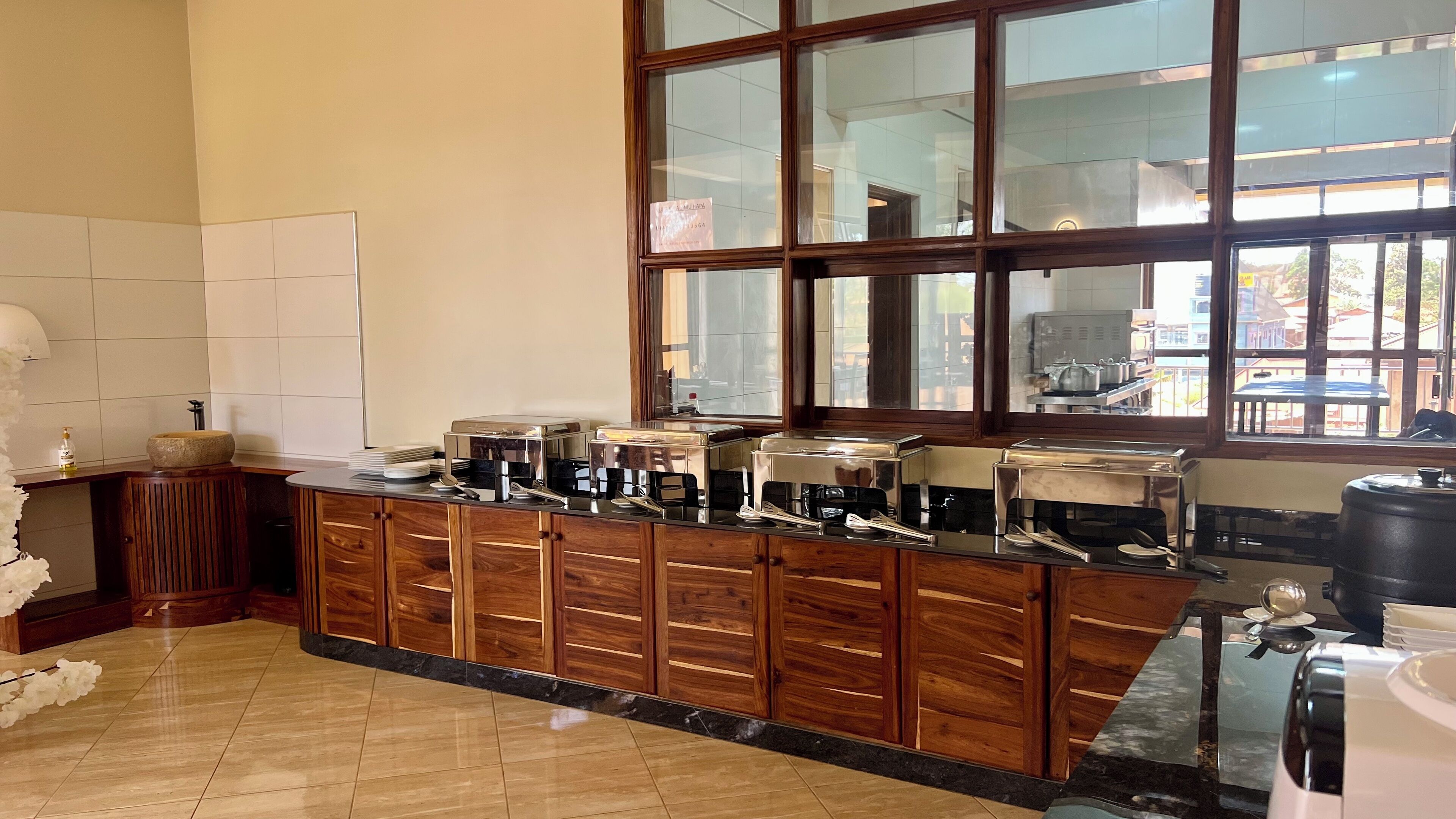 Café da manhã com buffet grátis todos os dias