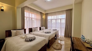 Driepersoonskamer | Luxe beddengoed, een bureau, een laptopwerkplek, gratis wifi