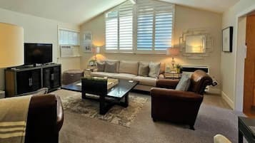 TV connectée, lecteur de DVD, livres, chaßne hi-fi