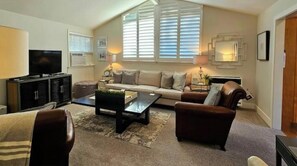 TV connectée, lecteur de DVD, livres, chaîne hi-fi