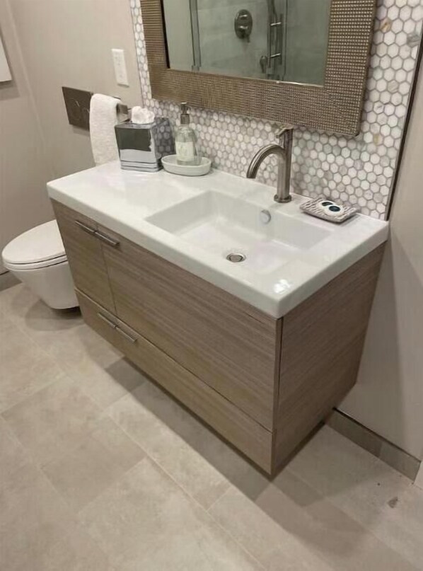 Bathroom - Linebarier Vineyards (Fair Play)