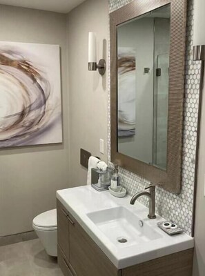 Hair dryer, towels, soap, shampoo - Linebarier Vineyards (Fair Play)