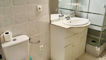 Een douche, handdoeken, toiletpapier