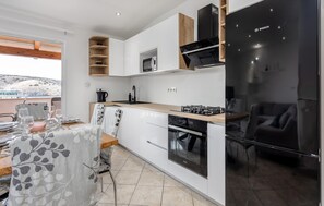 Fridge, stovetop, dishwasher, coffee/tea maker
