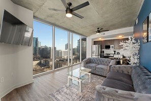 Téléviseur connecté, foyer, livres