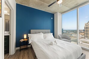 2 bedrooms, desk, iron/ironing board, WiFi - 19th Floor Midtown Sky Suite | Free Parking | Gym (Atlanta)