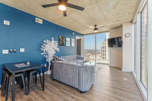 Wellness Themed! 2BR/2BA High Floor Condo King Bed & Free Parking! City Views!