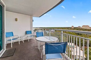 Outdoor dining - Large 2B/2B Condo with Panoramic Views - sleeps 8 (Myrtle Beach)