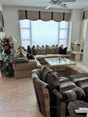 Living area - Charming 2 master bedrooms townhome with WiFi, AC in brilliant N. Scottsdale (Scottsdale)