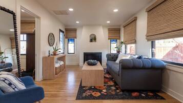 Smart-tv, eldstad, böcker och printers