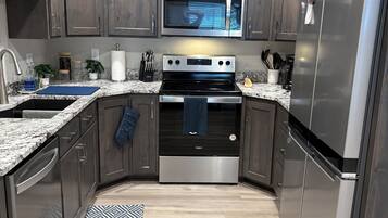 Four à micro-ondes, un four, surface de cuisson, lave-vaisselle