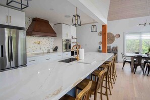 Fridge, microwave, oven, stovetop - *Luxe Cottage* Riverview Manor (Sauna, Games Rm) (Kawartha Lakes)