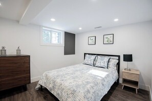 4 bedrooms, iron/ironing board, WiFi, bed sheets