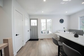 Interior - Dorado House-Cottage (Kawartha Lakes)