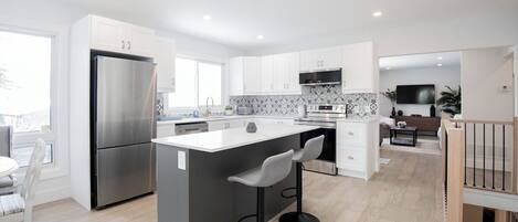 Kjøleskap, mikrobølgeovn, ovn og kokeplater