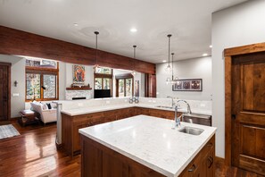 Interior - Modern Townhome with 3 King Suites, Near Northstar (Truckee)