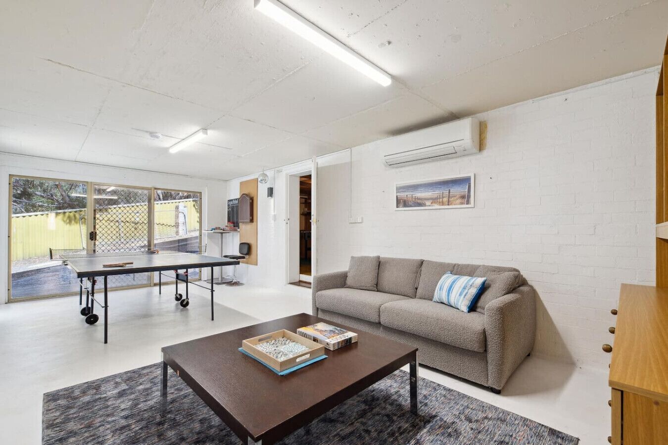 Una televisión, una mesa de tenis de mesa