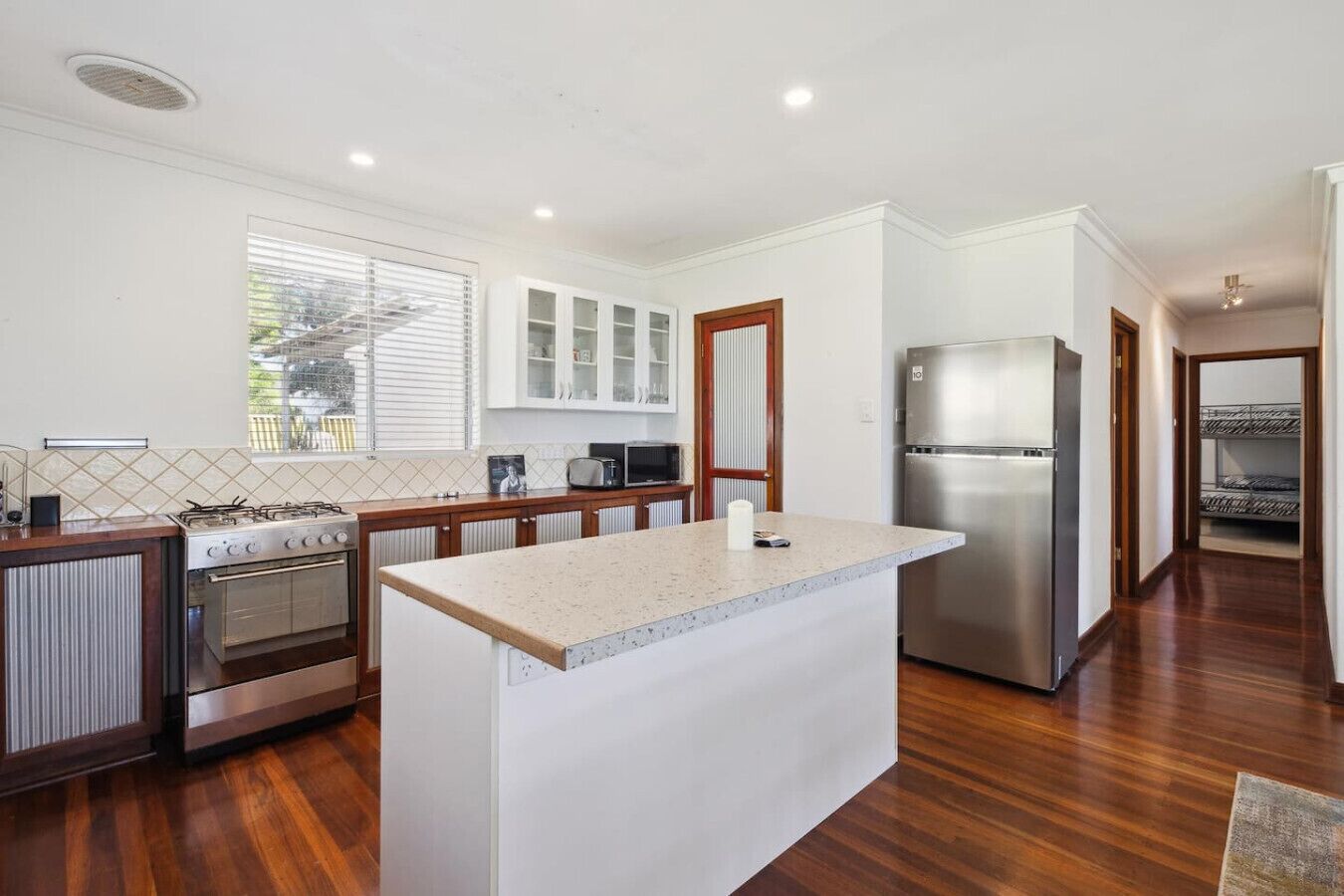 Frigorífico, microondas, horno y placa de cocina