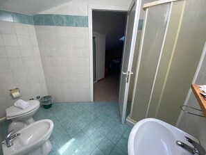 Doppel- oder Zweibettzimmer, Balkon | Badezimmer